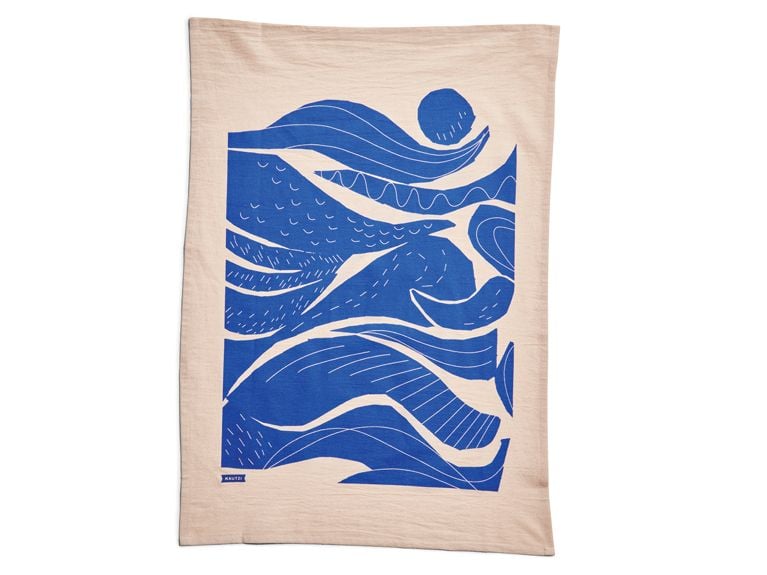 A wave-printed tea towel from brand Kautzi.