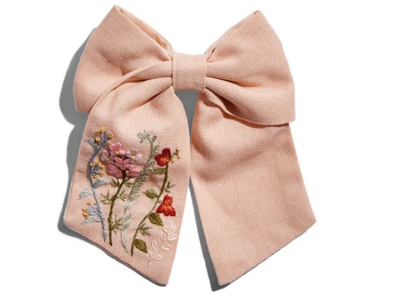 An embroidered hair bow featuring wildflowers from brand RuMoon. 