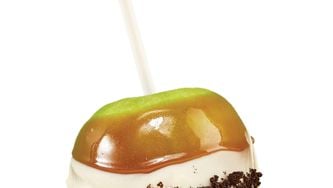 Cookies And Cream Caramel Apples
