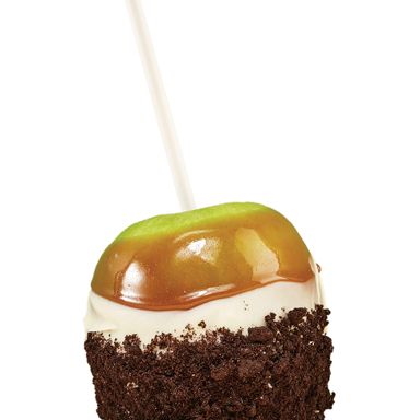 Cookies And Cream Caramel Apples