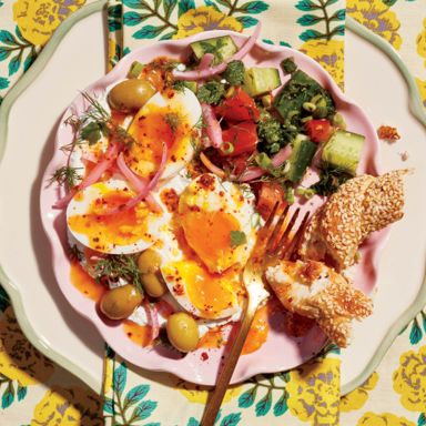Çilbir (Turkish Eggs And Yogurt)