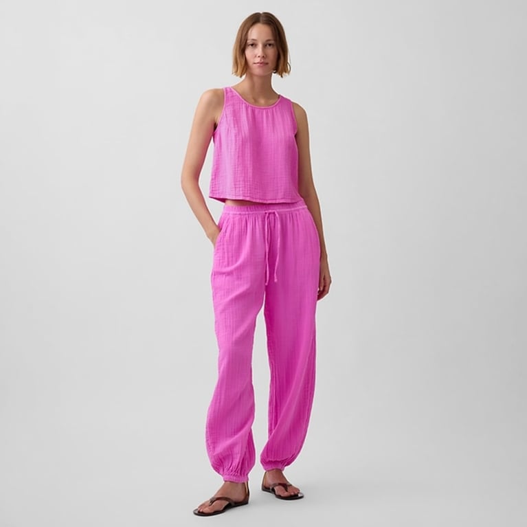 A model wearing pink Gap Cotton Gauze Barrel Joggers for an article about the balloon-hem pants trends. 